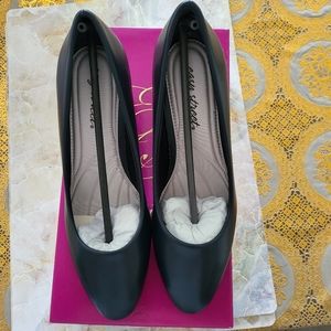 EASY STREET Fabulous Pumps